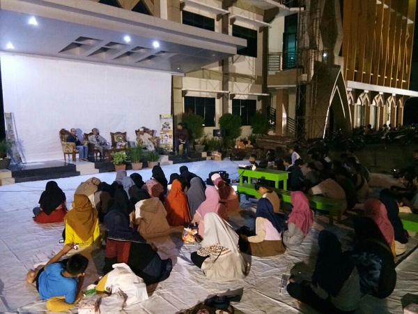Suasana "Nonton Bareng Film G30S-PKI" di halaman Gedung Dakwah Muhammadiyah Kalimantan Barat (PW Muhammadiyah Kalbar), 30 September 2017, tadi malam, di Kab. Kubu Raya - Kalimantan Barat. Foto: Bang Dedy Ari Asfar