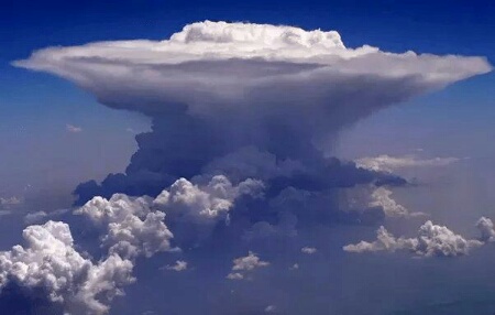 Foto udara dari BMKG terhadap pergerakan awan raksasa comolonimbus yang menyebabkan angin kencang disertai hujan untuk Kota Pontianak dan sekitarnya.