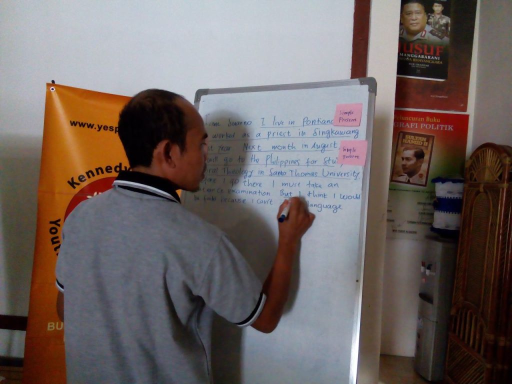 Pastor saat latihan TOEFL di KEP