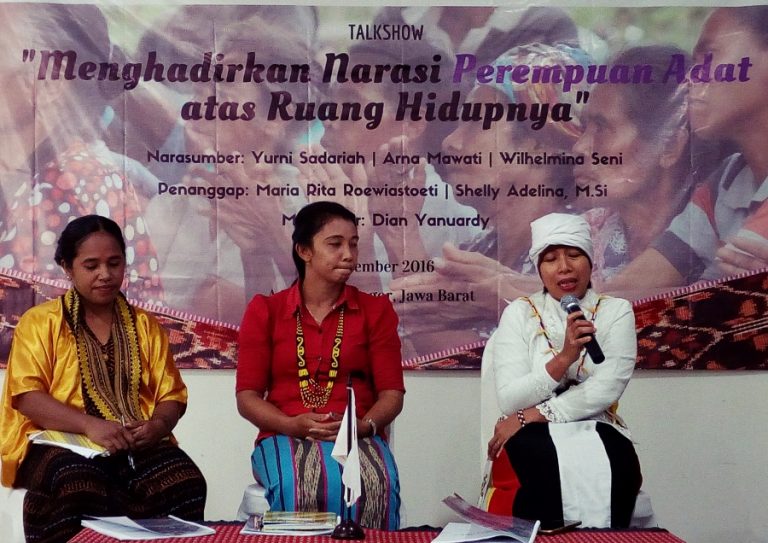 NARASI-Wihelmina Seni, Arna Mawati Revison dan Yurni Sadariah dengan fasih tampil menarasikan kehidupan perempuan adat di kampungnya masing-masing dalam acara talkshow Perempuan Aman di ARCH Hotel, Bogor, Jumat (16/12).