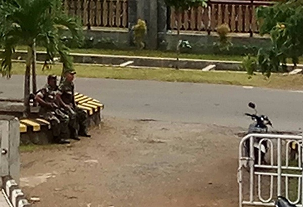 Penjagaan di salah satu pintu masuk masjid raya Mujahidin. Foto teraju.id /Nuris