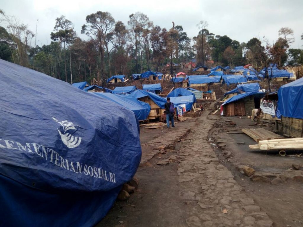Warga Baduy luar bertahan sementara di bawah terpal dari plastic sambil membangun pemukimannya kembali dengan kayu dan bambu secara kolektif. Photo by Mering