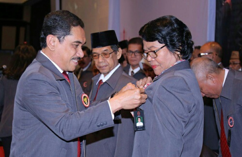 Penyematan tanda pelantikan FKPT, diwakli FKPT Aceh dan NTT.