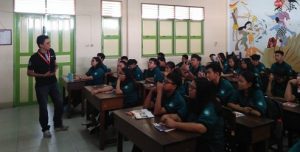 Kak Huntung sedang sosialisasi mengenai program pertukaran pelajar kepada siswa siswi SMA Kristen Santo Paulus.
