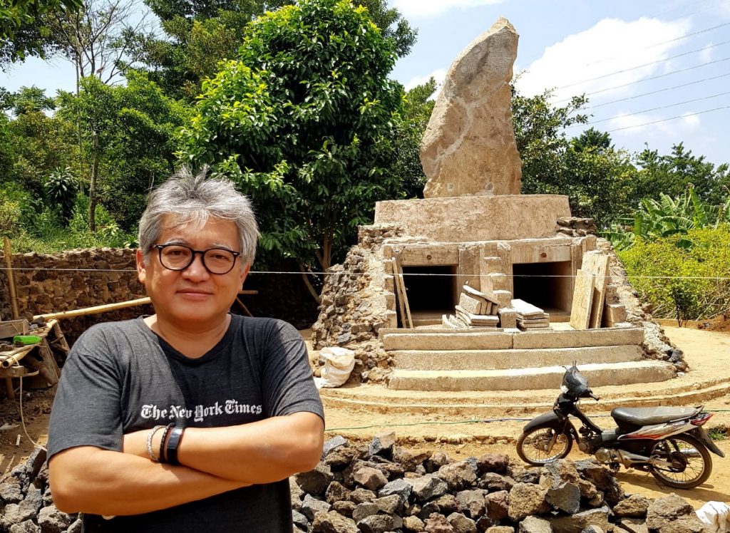 Penulis, di bangunan spiritual Sunda Wiwitan. Foto Dok FB Andreas Harsono