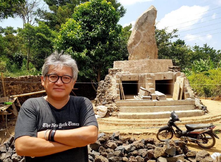 Penulis, di bangunan spiritual Sunda Wiwitan. Foto Dok FB Andreas Harsono
