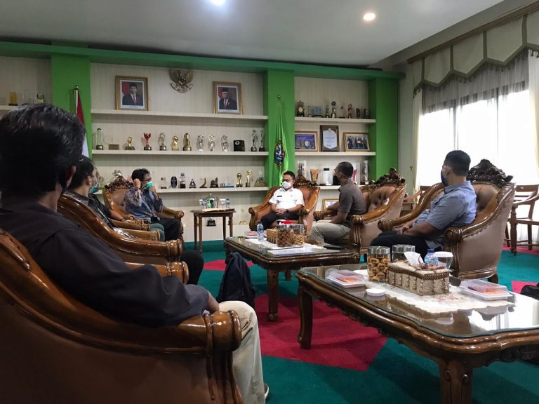 1 Audiensi Panpel Festival Nadi khaTULIStiwa bersama Walikota Pontianak Ir H Edi Rusdi Kamtono, MM, MT. Foto 2 rapat panpel Festival Nadi khaTULIStiwa di Aming Cafe)