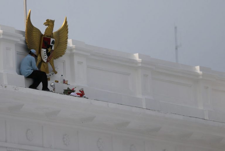 lambang negara di istana negara
