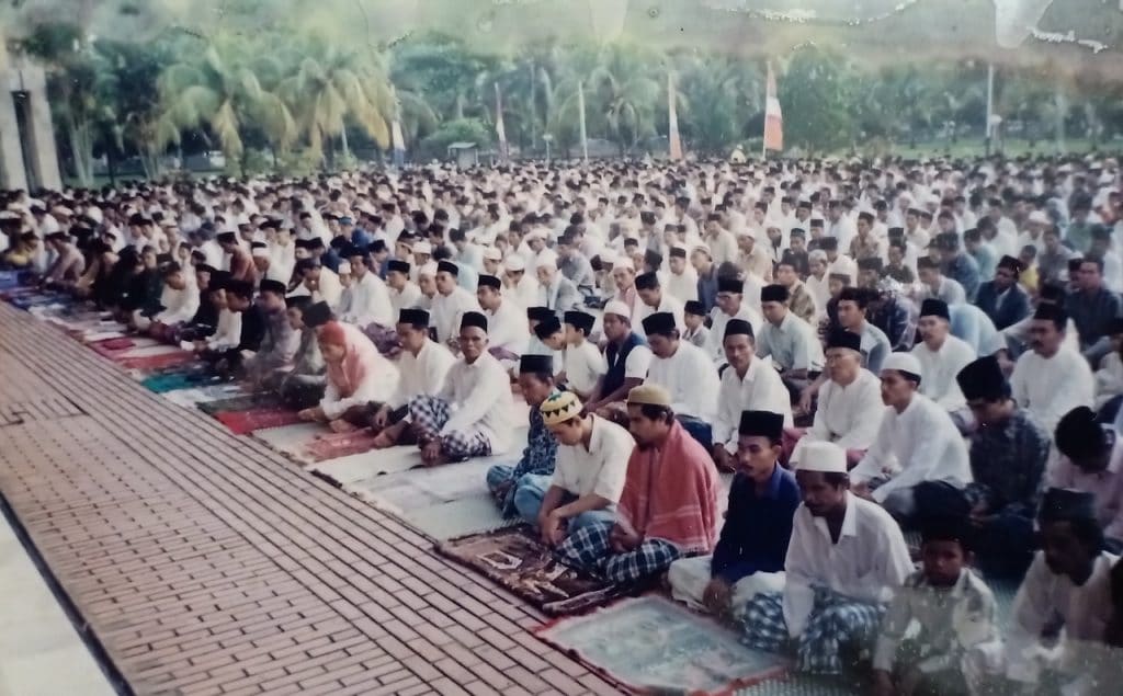 Foto Jemaah Idul Fitri di Plaza Mesjid Raya Mujahidin era 1990 an