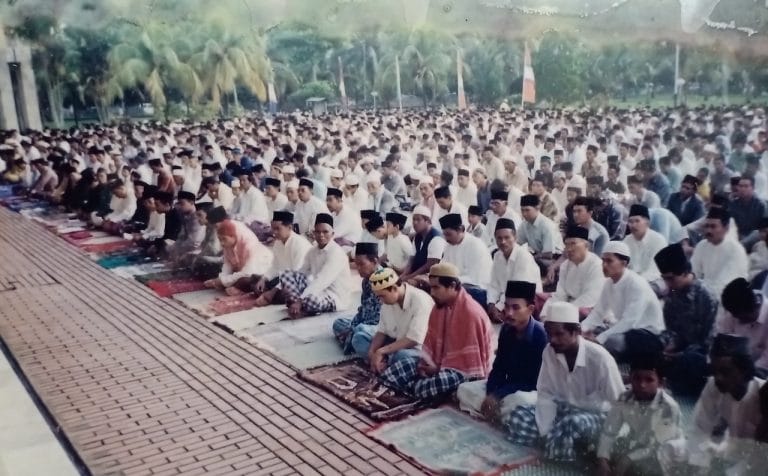 Foto Jemaah Idul Fitri di Plaza Mesjid Raya Mujahidin era 1990 an