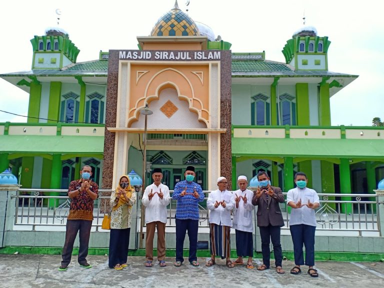 Foto tim Kanwil Kemenag Provinsi Kalimantan Barat dan BWI serta nazir plus Dewan Kemakmuran Mesjid Sirajul Islam Jumat 27.11.20 Ashar