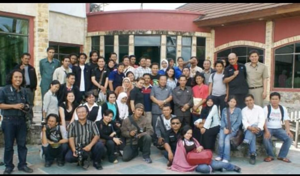 LHK bersama wartawan di penghujung masa bhaktinya salam perpisahan makan bersama sekaligus kangen kangenan bertempat di Dangau