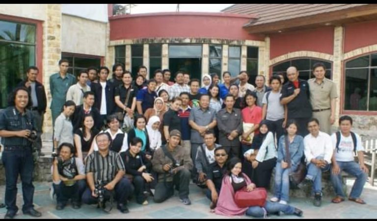 LHK bersama wartawan di penghujung masa bhaktinya salam perpisahan makan bersama sekaligus kangen kangenan bertempat di Dangau