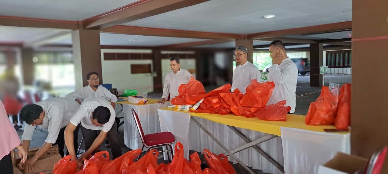 MABM Berbagi 800 Paket Sembako Murah