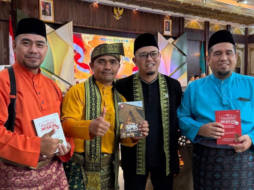 KH Ustadz Ayahman Lukmanul Hakim MM dan Hari Pantun Dunia Hari Pantun Nasional Ari Besa Panton