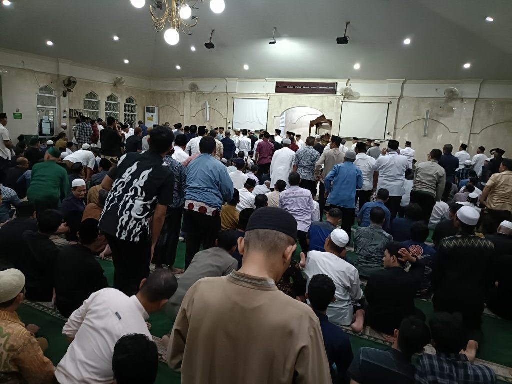 Ribuan Mengantar Prof Thamrin ke Peristirahatan Terakhir 2 Ribuan Mengantar Prof Thamrin ke Peristirahatan Terakhir.1