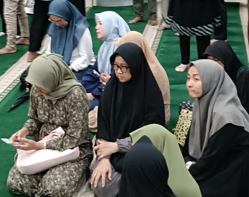 Ribuan Mengantar Prof Thamrin ke Peristirahatan Terakhir 3 Ribuan Mengantar Prof Thamrin ke Peristirahatan Terakhir.2