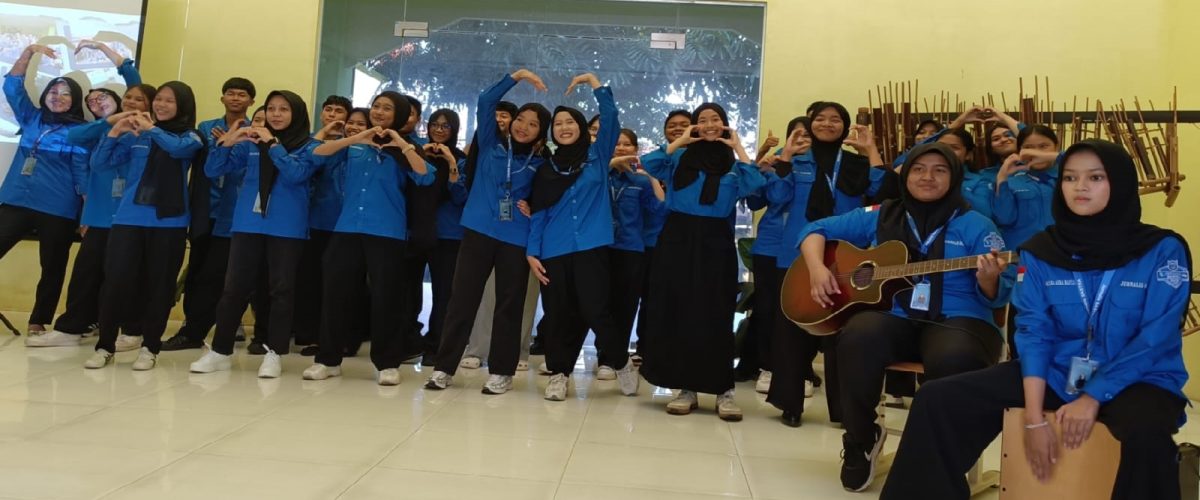 Komunitas Pers Sekolah Terbaik Indonesia–Tetra–Padukan Paduan Suara “Koor” Pantun, Puisi, dan Tari