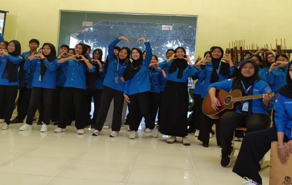 Komunitas Pers Sekolah Terbaik Indonesia Tetra Padukan Paduan Suara Koor Pantun Puisi dan Tari.1