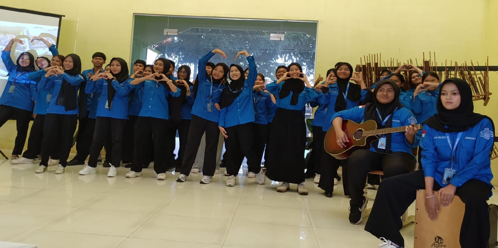 Komunitas Pers Sekolah Terbaik Indonesia Tetra Padukan Paduan Suara Koor Pantun Puisi dan Tari.1