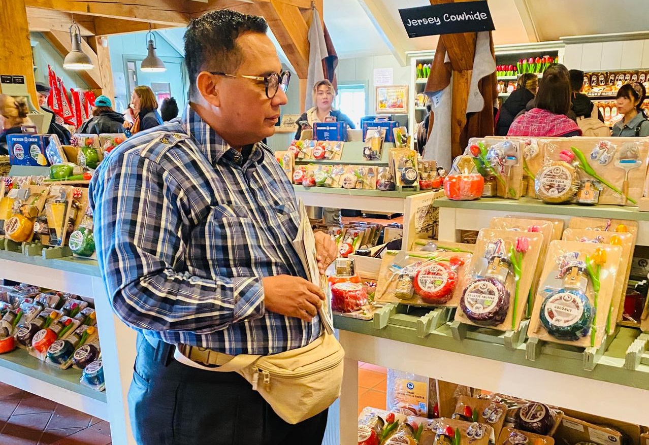 Mencicipi Keju Holland di Zaanse Schans Amsterdam