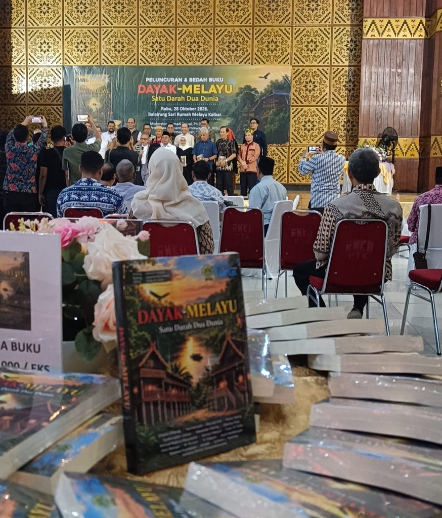 Buku Dayak-Melayu: Satu Darah Dua Dunia Diluncurkan, Merawat Persaudaraan dari Akar Sejarah 2 WhatsApp Image 2026 10 28 at 20.35.57